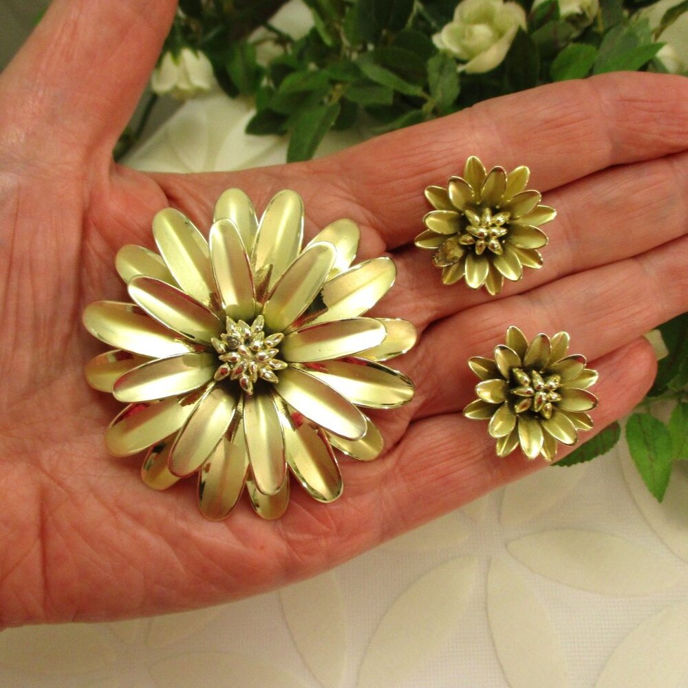 CORO Pale Gold Floral Jewelry Set~ VINTAGE Signed Layered Flower Brooch Earrings
